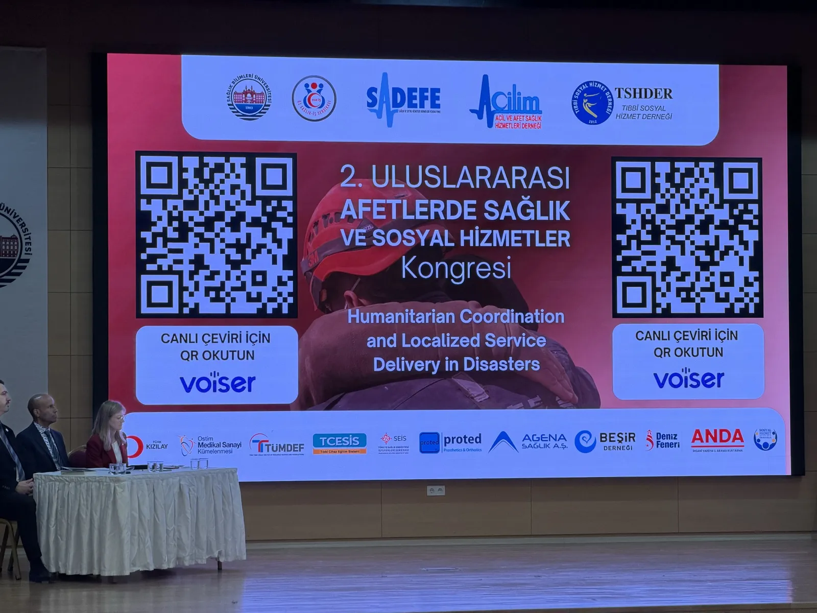 Congress stage screen showing a QR code for joining the live translation